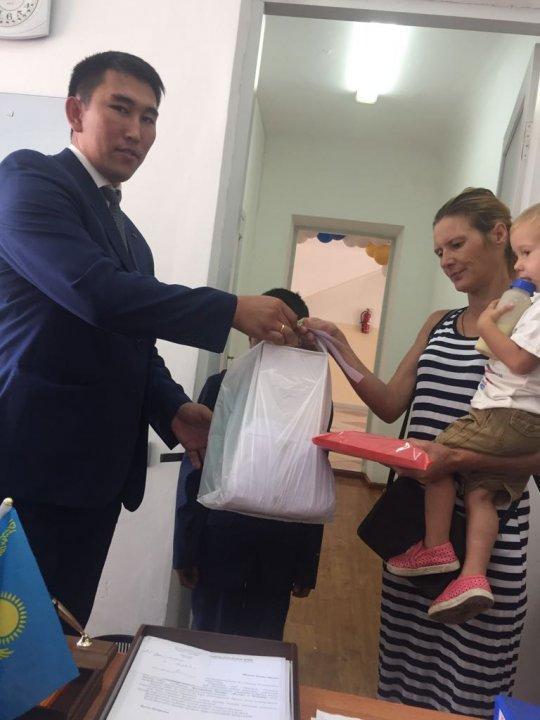 оқушыларға оқу құралдарын сыйға тарту
