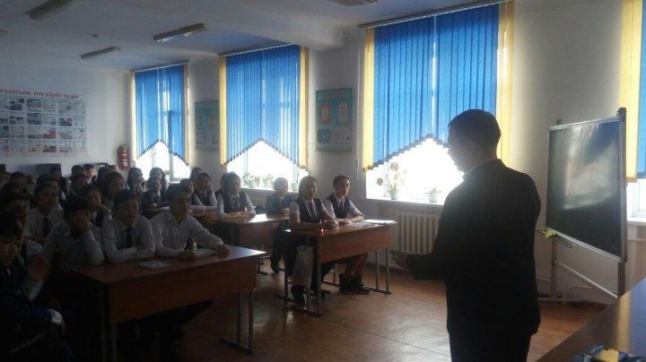 «Рухани жаңғыру» бағдарламалық мақаласы аясында Облыс әкімдігі ішкі саясат басқармасының бөлім басшысы Айбек Ажибаевпен кездесу