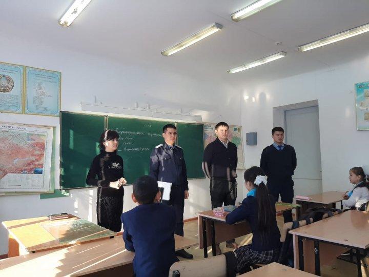 Мобильдік топ мүшесі қалалық прокуратураның бөлім прокуроры С.Б.Нурбековпен бірлесе мектеп оқушыларына рейдтік іс-шара ұйымдастырылды
