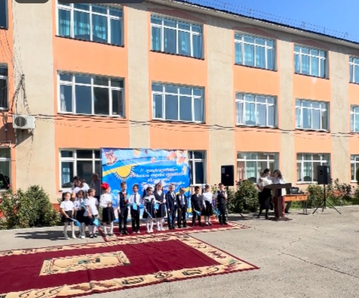 Ю.Гагарин атындағы №29 Орта  мектебінде 1 қыркүйек Білім  күніне "Мектебім-мерейлі мекенім" атты  салтанатты  жиын  өткізілді. Жиынға  ардагерлер кеңесінің тқоайымы Дүйсенбиева Алтын Мектеповна, мектепішілік ата аналар комитетінің төрайымы Дәрібаева